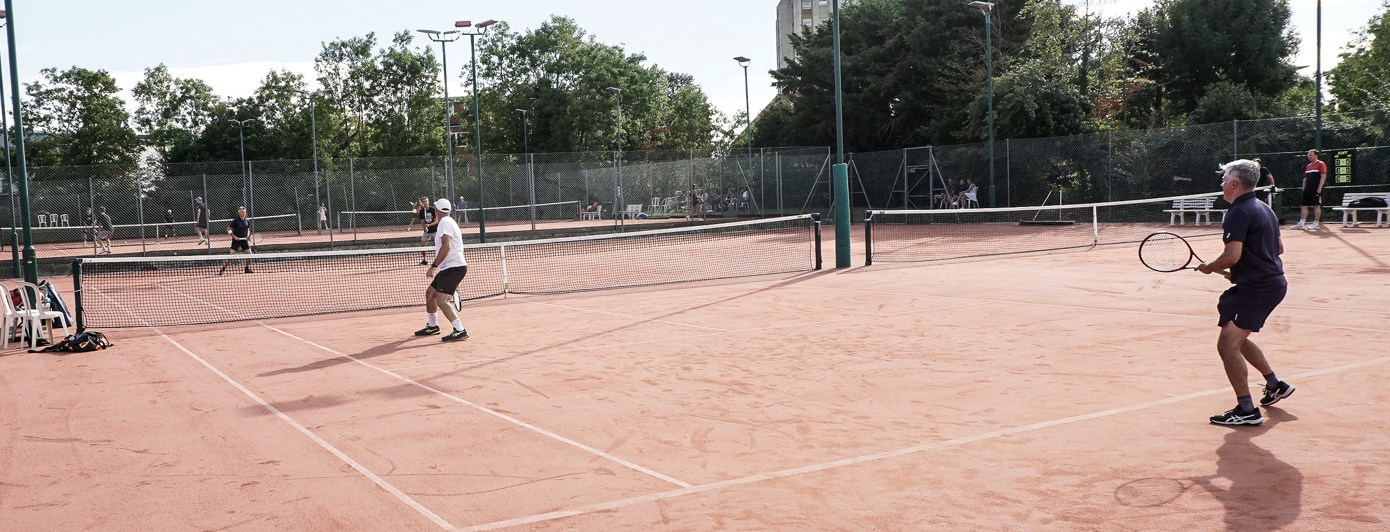 Members playing doubles tennis on Bromley Wendover clay courts